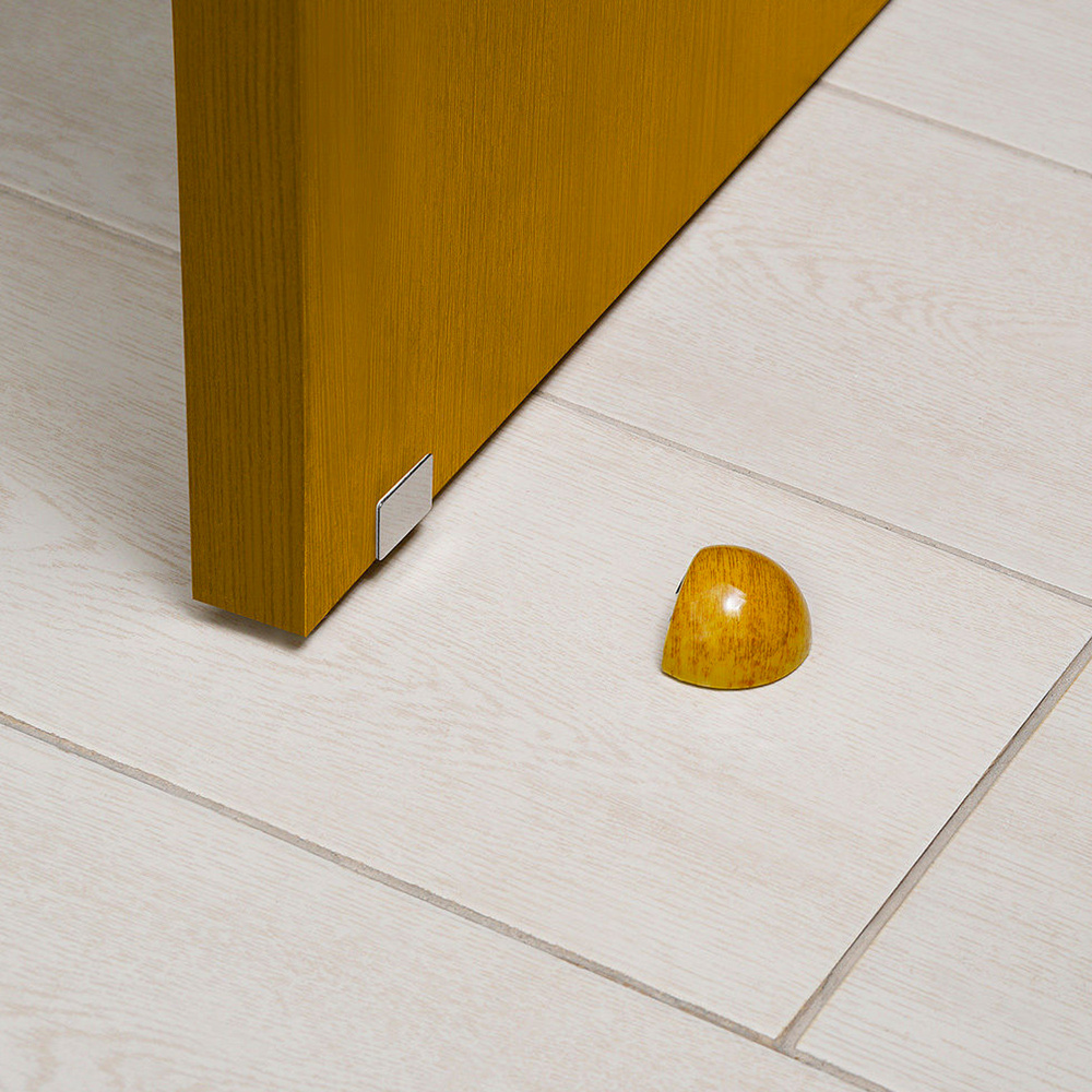 Tope Puerta Adhesivo con Imán Retenedor Color Madera - Imagen 4